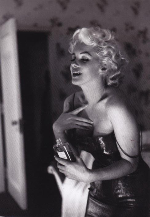 Marilyn Monroe, Chanel No 5, floral wallpaper